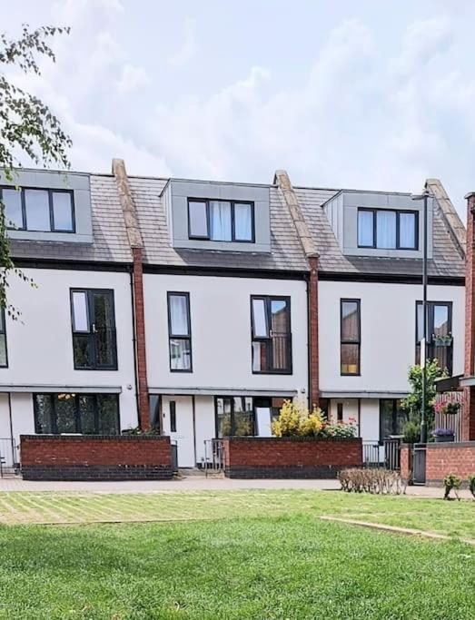 Explore London: 2 Bedroom House In Wood Green Zewnętrze zdjęcie